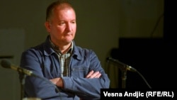 Problem nastaje kada se kaže da ćirilica mora da se koristi u celom javnom prostoru, što znači da je priča o slobodnom izboru pisma zapravo laž: Dejan Ilić