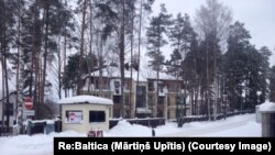 Въезд в престижный поселок в селе Суниси, где проживает узбекская община. Фото: «Re:Baltica».