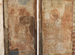 Кирилівське «Стрітення» зображує святу родину – Йосифа і Марію з маленьким Христом на руках – на північному вівтарному стовпі. Вони прямують до храму. Святу родину зустрічають старець Симеон та пророчиця Анна, образи яких виконані на західному боці південного вівтарного стовпа