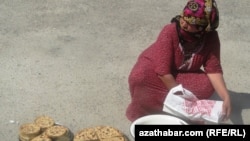 Duşak menzilinde ýolagçylara gutap, fitçi satýan aýal. Bezeg suraty