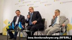 Ленур Ислямов (с), Рифат Чубаров һәм Мостафа Җәмилев Кырым блокадасы уңаенннан матбугат очрашуы үткәрә. Киев, 8 сентябрь 2015