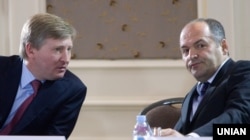 Олігархи Віктор Пінчук (праворуч) і Рінат Ахметов під час VII українсько-російського економічного форуму. Київ, 18 травня 2010 року (ілюстраційне фото)