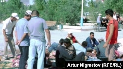 Жаңаөзен алаңында ереуілде отырған "Өзенмұнайгаз" мұнайшылары. 1 қыркүйек, 2011 жыл.