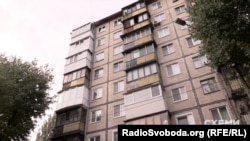 Сам батько прокурора, який подарував синові розкішний будинок, мешкає у скромній квартирі у спальному районі Києва