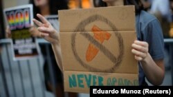 Manja grupa ljudi na protestu u Njujorku juče zatražila je hitne diplomatske razgovore sa Pjongjangom.