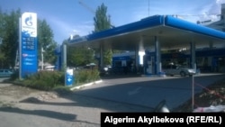 Бишкектеги май куюу бекеттеринин бири. Иллюстрациялык сүрөт.