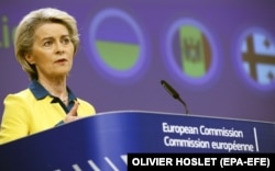 Президент Єврокомісії Урсула фон дер Ляєн під час пресконференції щодо заявок на членство в Євросоюзу України, Молдови та Грузії. Брюссель, 17 червня 2022 року. Фон дер Ляєн є палкою прихильницею статусу кандидата для України