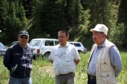 Алмамбет Шыкмаматов, Чыныбай Турсунбеков жана Тынчтыкбек Чоротегин (солдон оңго) Нарындагы Кайыңды капчыгайында. 19.7.2008.