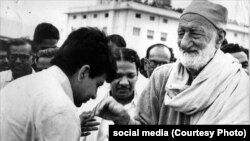 دليپ کمار د خدايي خدمتګار تحریک له مشر خان عبدالغفار خان سره په ۱۹۶۹ز کال د هند په چينايي کې ليدلي ول.