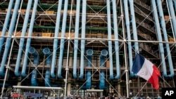 Protest la Paris, în fața centrului George Pompidou, împotriva restricțiilor sanitare si a certificatului Covid, Paris, Franța, 7 august 2021.