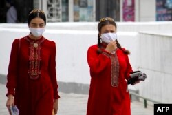 Улуттук кийим кийген түркмөн кыздар. 13-июль, 2020-жыл.