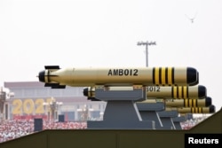 Raketat nënujore AMBO12 të Kinës që u shfaqën gjatë paradës ushtarake.