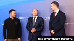 Ukrajinski predsjednik Volodmir Zelenski i crnogorski premijer Milojko Spajić u društvu doskorašnjeg njemačkog kancelara Olafa Šolca, Berlin, jun 2024.