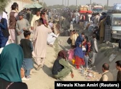 Ljudi čekaju ispred aerodroma Hamid Karzai