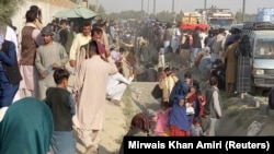 Кабул аэропортунун жанында күткөн эл. 19-август.