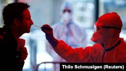 Станом на 2 квітня в США на 216 722 інфікованих припадало 5 137 загиблих. Таким чином смертність у цій державі складає 2,37 відсотка.