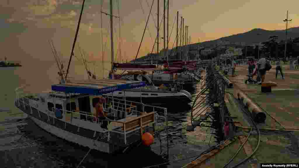 На яхтах ждут желающих отправиться на вечернюю морскую прогулку