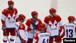 Игроки сборной России после поражения от команды Финляндии в четвертьфинале олимпийского турнира в Сочи