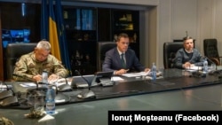Liderii politici vor să obțină pentru apărarea României, toate cele peste 16 miliarde de euro disponibile prin programul SAFE. În imagine, gen. Dragoș-Dumitru Iacob, locțiitor al șefului Armatei,(S), ministrul Apărării, Ionuț Moșteanu și secretarul de stat din MApN Sorin Moldovan