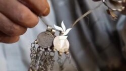 رحیم ځدراڼ په بوري کې د ښځو ګاڼې جوړوي