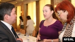 Представитель Международного комитета защиты журналистов Нина Оганянова беседует с представителем МИДа Казахстана Аскаром Куттыкадамом. На снимке слева-направо: Аскар Куттыкадам, Нина Оганянова и президент организации "Журналисты в беде"  Розлана Таукина.