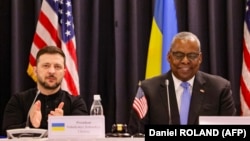 Secretarul american al Apărării, Lloyd Austin, la reuniunea Grupului de Contact de la baza aeriană Ramstein din Germania, alături de președintele ucrainean Volodimir Zelenski (stânga).