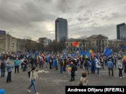 Primii participanți la miting au ajuns în Piața Victoriei în jurul orei 17:00.
