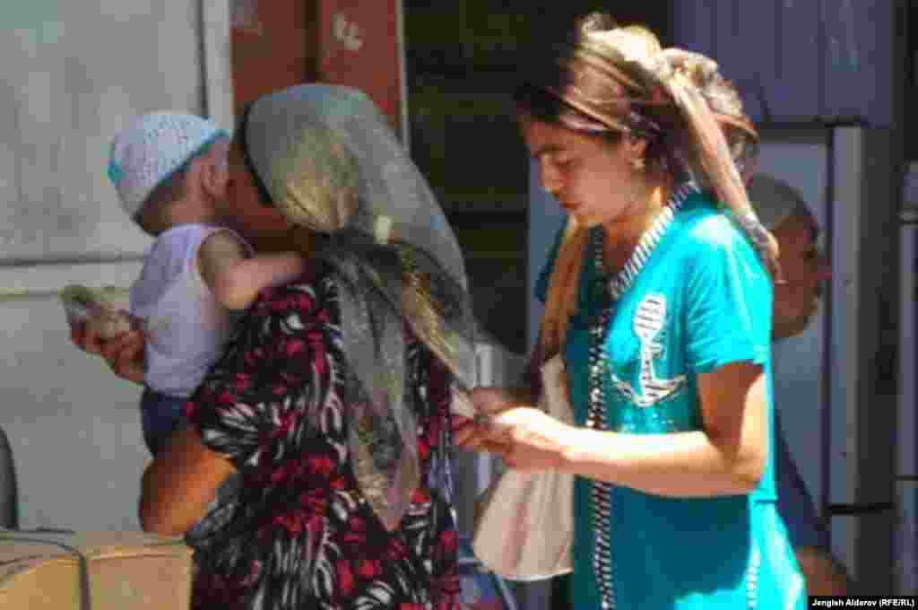 На рынок приезжают граждане Узбекистана и Таджикистана