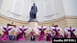 Казанда Тукай һәйкәле.