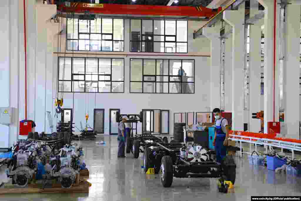 "Кыргыз унаа курулуш" заводу кытайлык Dongfeng&nbsp;Motor Corporation компаниясы менен келишимдин негизинде унааларды чогултуп жатат. Унааларга тетиктер аталган компаниянын Кытайдагы заводунан алынып келинет.