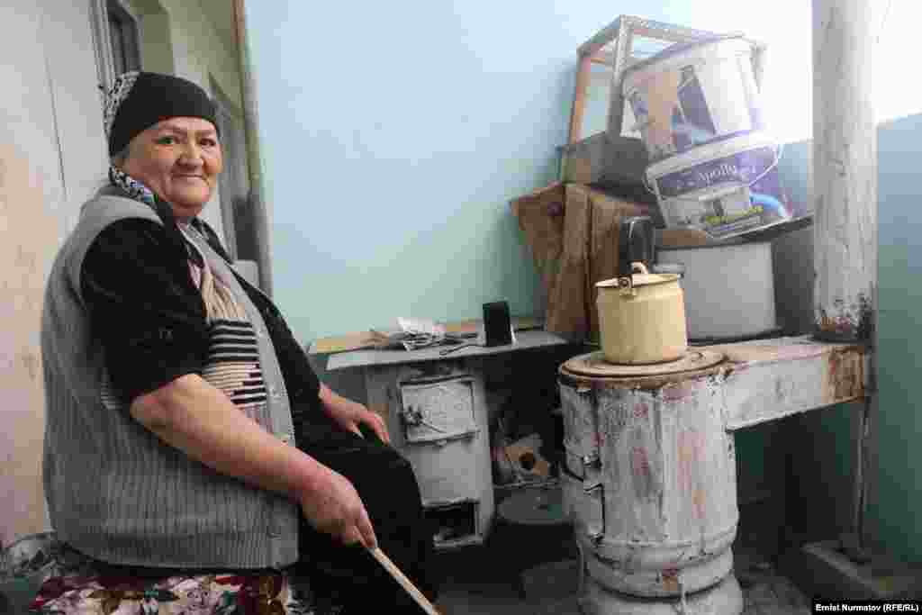Жительница Оша Ирсолат Исмаилова готовит обед для внуков на печке, которую установила прямо на балконе четырехэтажного дома