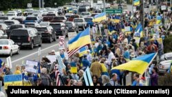 Митинг в поддержку Украины на шоссе Сьюард в Анкоридже, Аляска, 14 августа 2025 года