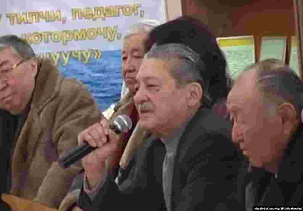 Зыяш Бектеновдун 100 жылдыгына арналган көргөзмөнүн катышуучулары. Микрофон менен - Мар Байжиев. 17.1.2012.