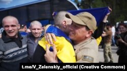 Un fost prizonier de război ucrainean este îmbrățișat la întoarcerea acasă, în urma schimbului cu Rusia început pe 23 mai 2025