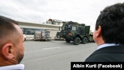 Kryeministri në detyrë i Kosovës, Albin Kurti, (djathtas) shikon dronët e rinj teksa mbërrijnë në Prishtinë nga Turqia. Fotografi e 8 tetorit 2025.