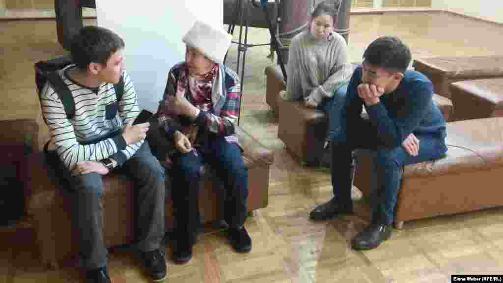 На показ пригласили журналистку, писательницу, исследовательницу темы репрессий Екатерину Кузнецову. После ее выступления, которое произвело впечатление на посетителей, некоторые молодые люди захотели лично с ней пообщаться, записать некоторые воспоминания из рассказов узников и спросить о том, как она проводила исследование. - Тема Карлага, к сожалению, на сегодня у нас в Караганде не популярна. Не создается исторически объективная картина того, что пережил Казахстан в те страшные 1930-е годы. Поэтому работа, которая ведется университетом "Болашак", втройне полезна и важна. В эту работу надо включаться как можно больше молодежи нашей, потому что без ее участия эта работа теряет свое наполнение. Для понимания прошлого нужно учиться, читать, думать и сомневаться. Я думаю, эта выставка подтолкнет интерес к своим семьям, и вам захочется узнать у еще живых дедушек и бабушек, как они и их семьи оказались в Караганде, - сказала Екатерина Кузнецова.&nbsp;