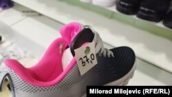 Лажни производи во кинеска продавница во Босна и Херцеговина, февруари 2025 година.