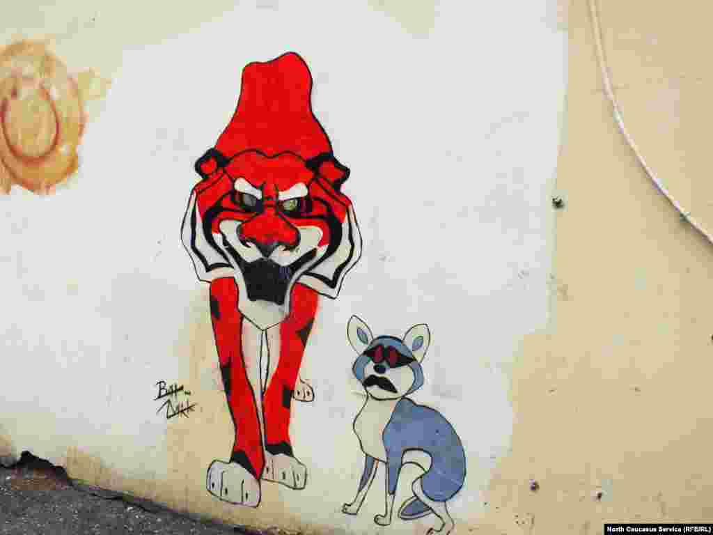 "Мы на улицах Махачкалы один год, так что надеемся, что у нас все впереди", - говорят художники.&nbsp;На фото: работа "Глава джунглей"