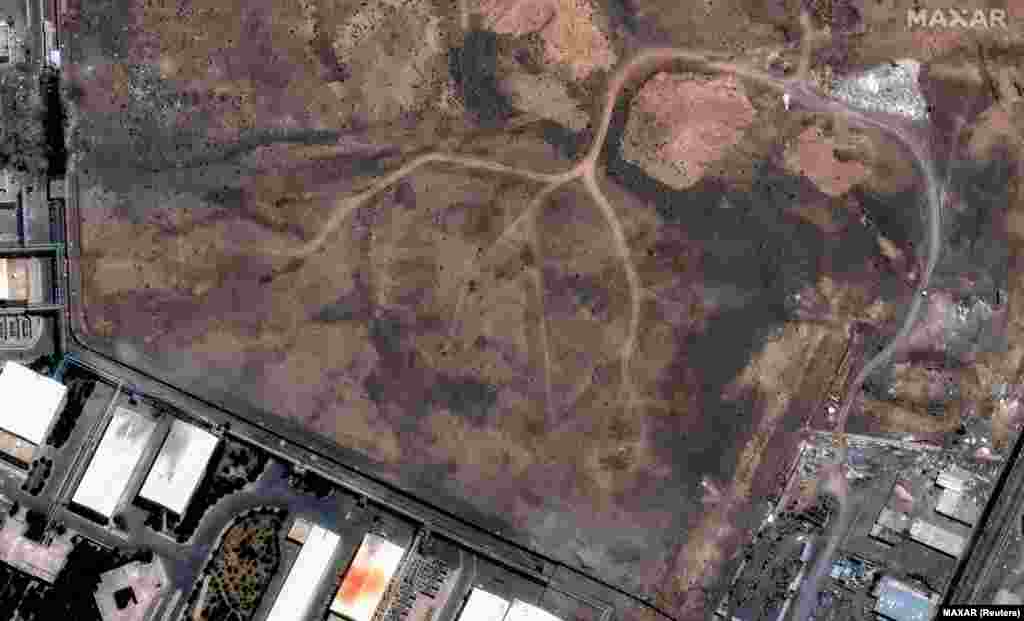 На цьому супутниковому знімку від 15 червня – збагачувальна установка в Натанзі, знімок праворуч був зроблений 22 червня, на ньому видно кратер, що утворився після ударів США