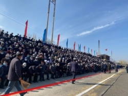 Баткендеги стадионго чогулган эл.