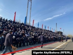 Собравшиеся на стадионе в Баткене жители, 2 ноября 2020 г.