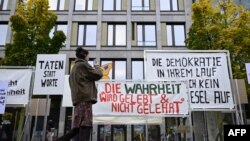 Expoziție cu pancarte purtate de demonstranții est-germani în toamna anului 1989, când s-a cerut democratizare și reunificare. Imagine din noiembrie 2024.