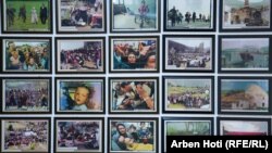 Fotografi të bëra gjatë luftës në Kosovë, në zyrën e Ahmet Grajqevcit, në Prishtinë.