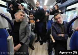 Fostul premier Marcel Ciolacu și ex-ministrul Transporturilor, Sorin Grindeanu, au inaugurat, în prezența jurnaliștilor, prima ramă Coradia Stream, în noiembrie 2024. Ulterior, aceasta a ajuns în fabrica producătorului, pentru a fi reparată.