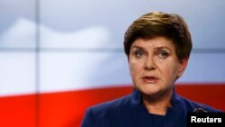 «За нашим східним кордоном точиться війна. Ми знаємо і ми свідомі того, що якщо Україна не переможе Путіна, якщо Україна здасться, тоді Путін піде далі», – Беата Шидло