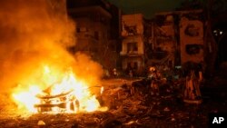 Иранның шабуылынан өртке оранған көлік пен қираған үй. Тель-Авив, Израиль. 15 маусым, 2025 жыл.