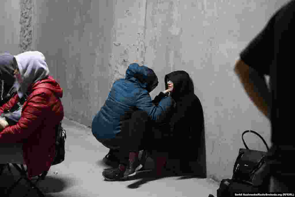 Чабуул учурунда баш калка издеген киевдиктер. 