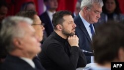 Volodimir Zelenski se află alături de alți 13 lideri europeni la Kiev, la un summit de solidaritate la trei ani de la război.