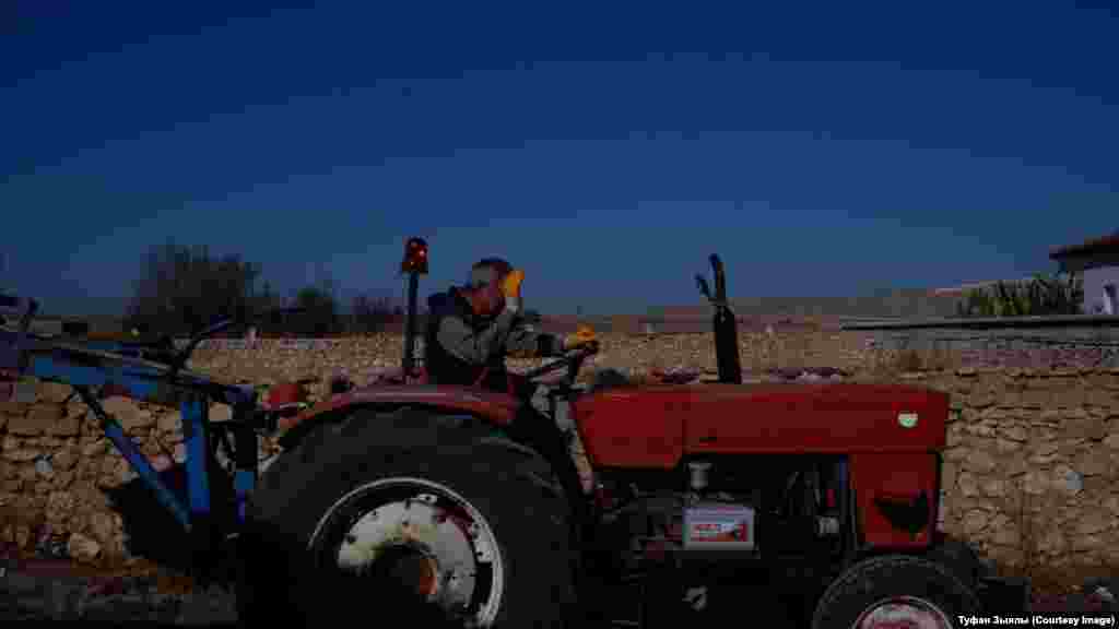 Авыл халкы игенчелек белән шөгыльләнә. Туфан Зыялы фотосы.