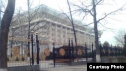 1-апрелде эки депутат мушташа кеткенде УКМК парламентти курчап, бул жердеги автоунаалардан бир автомат, он тапанча тапкан.